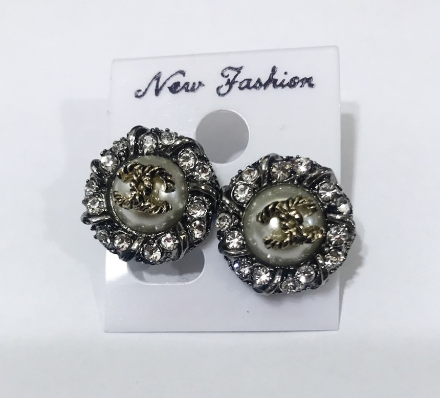 CC Round Earrings 6 species Beautiful Winter Logo 