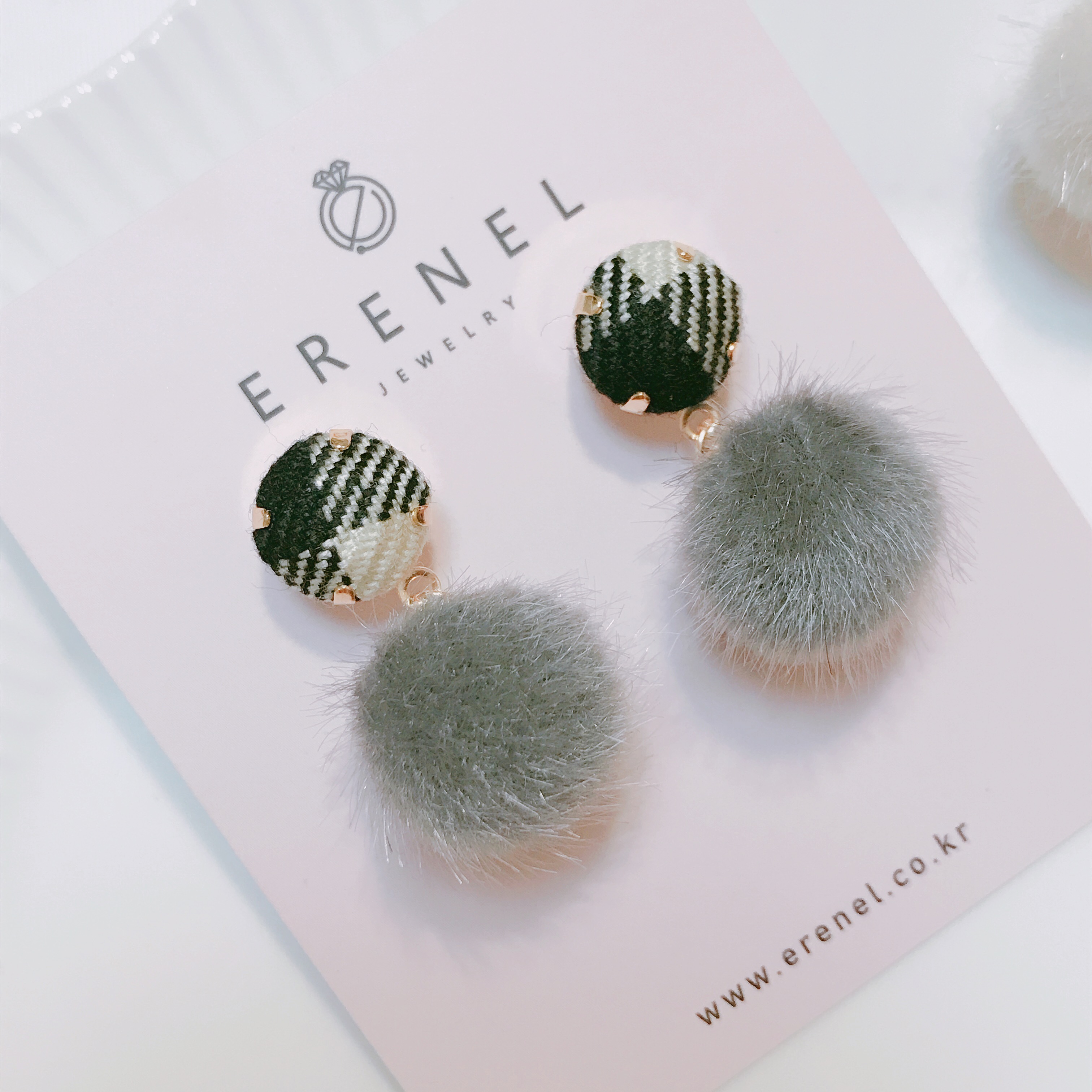 Check button foam form winter earrings 3color drop
