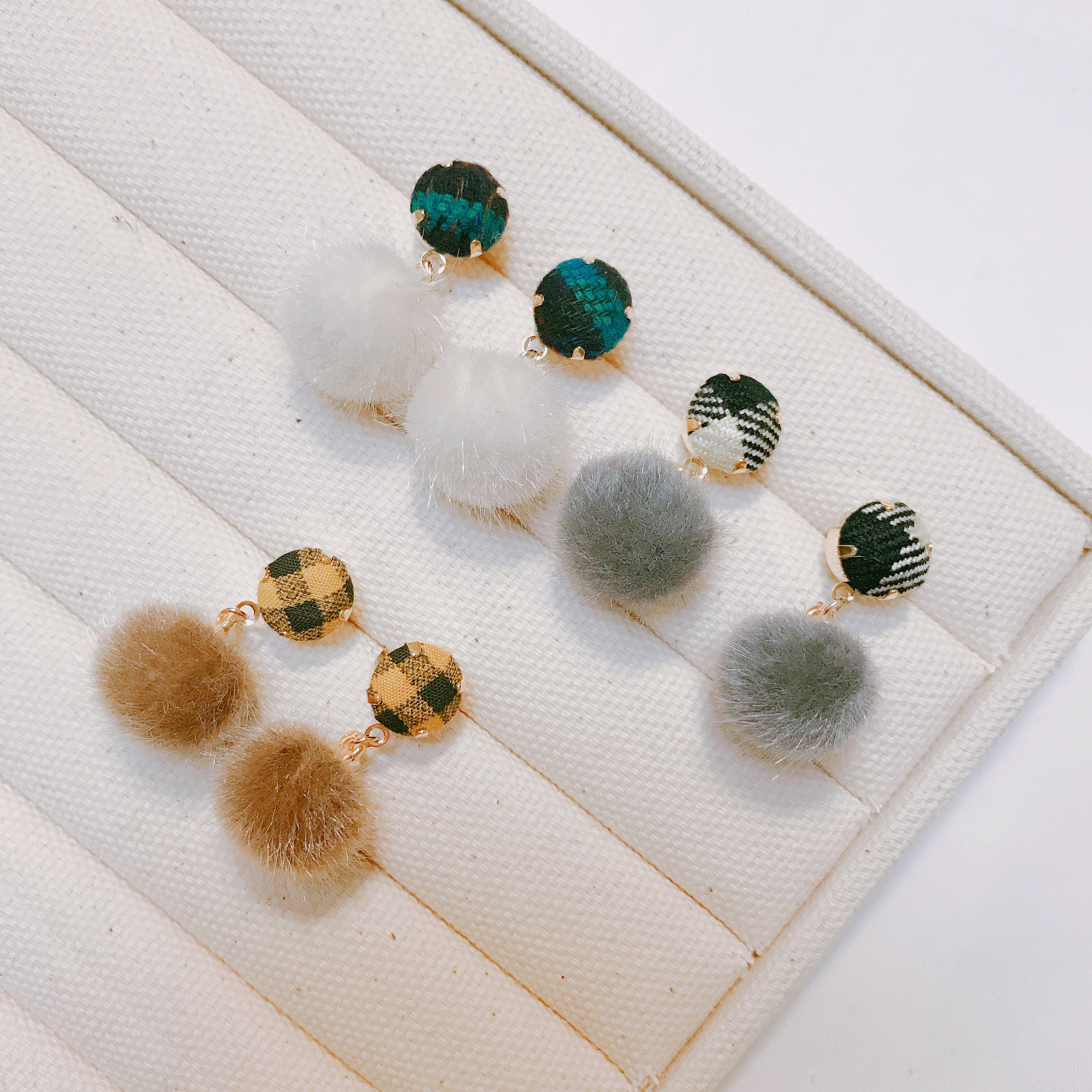 Check button foam form winter earrings 3color drop