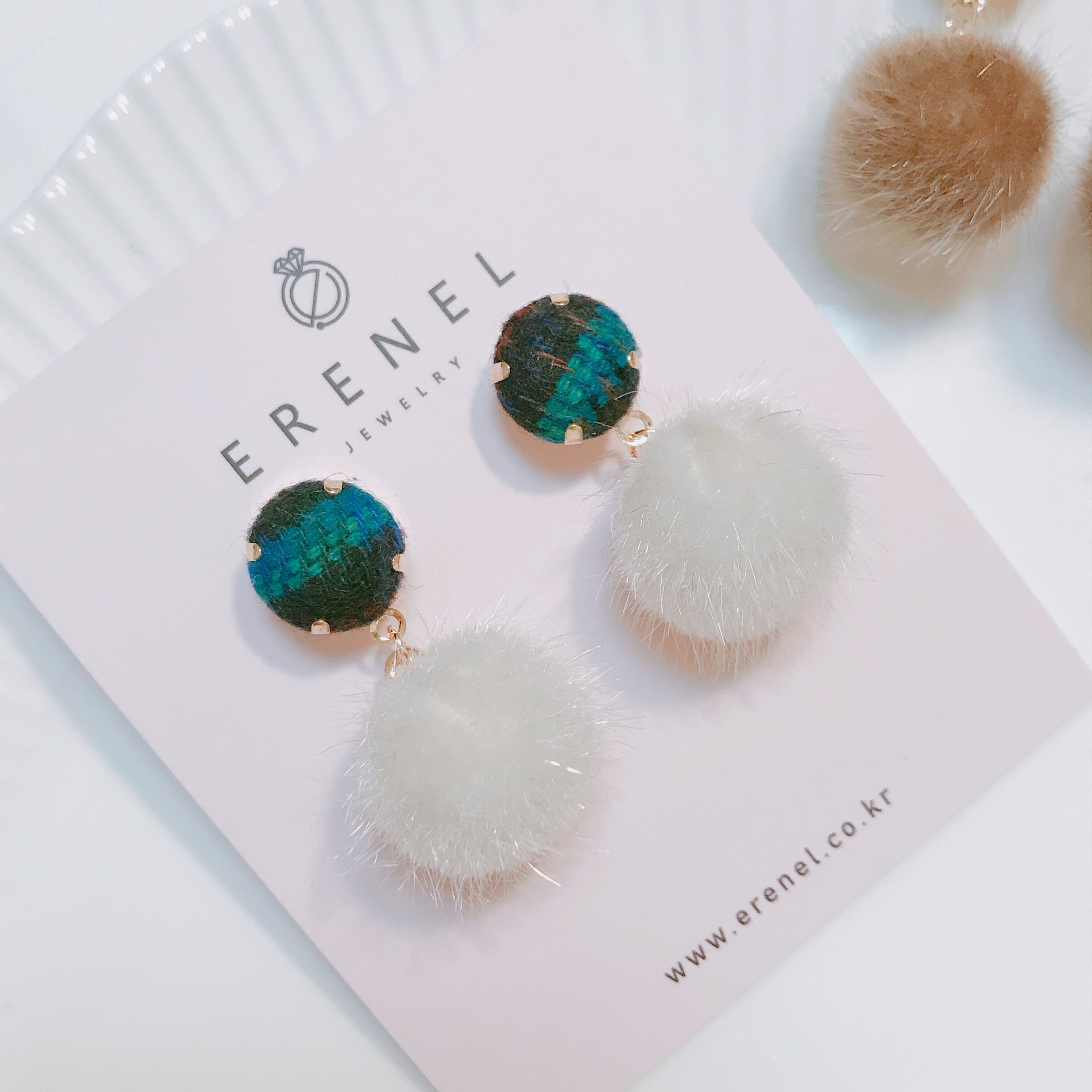 Check button foam form winter earrings 3color drop