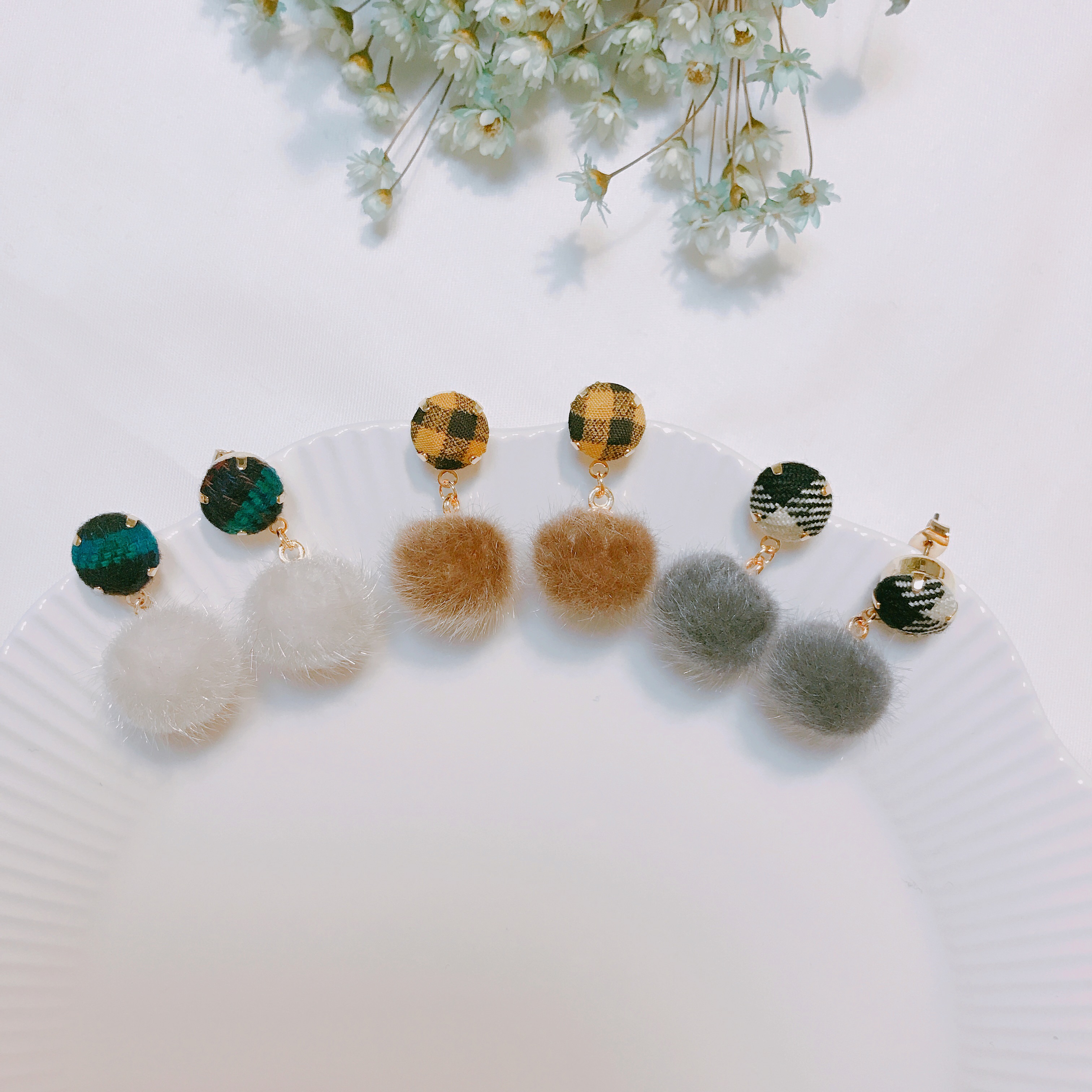 Check button foam form winter earrings 3color drop