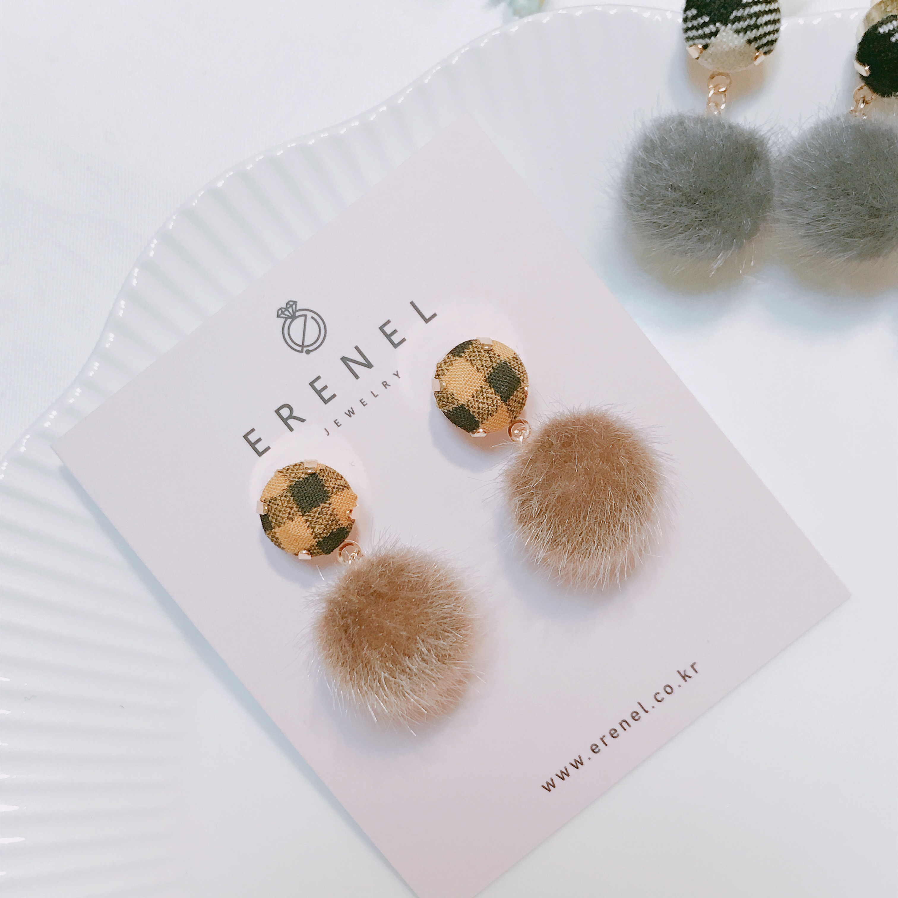 Check button foam form winter earrings 3color drop