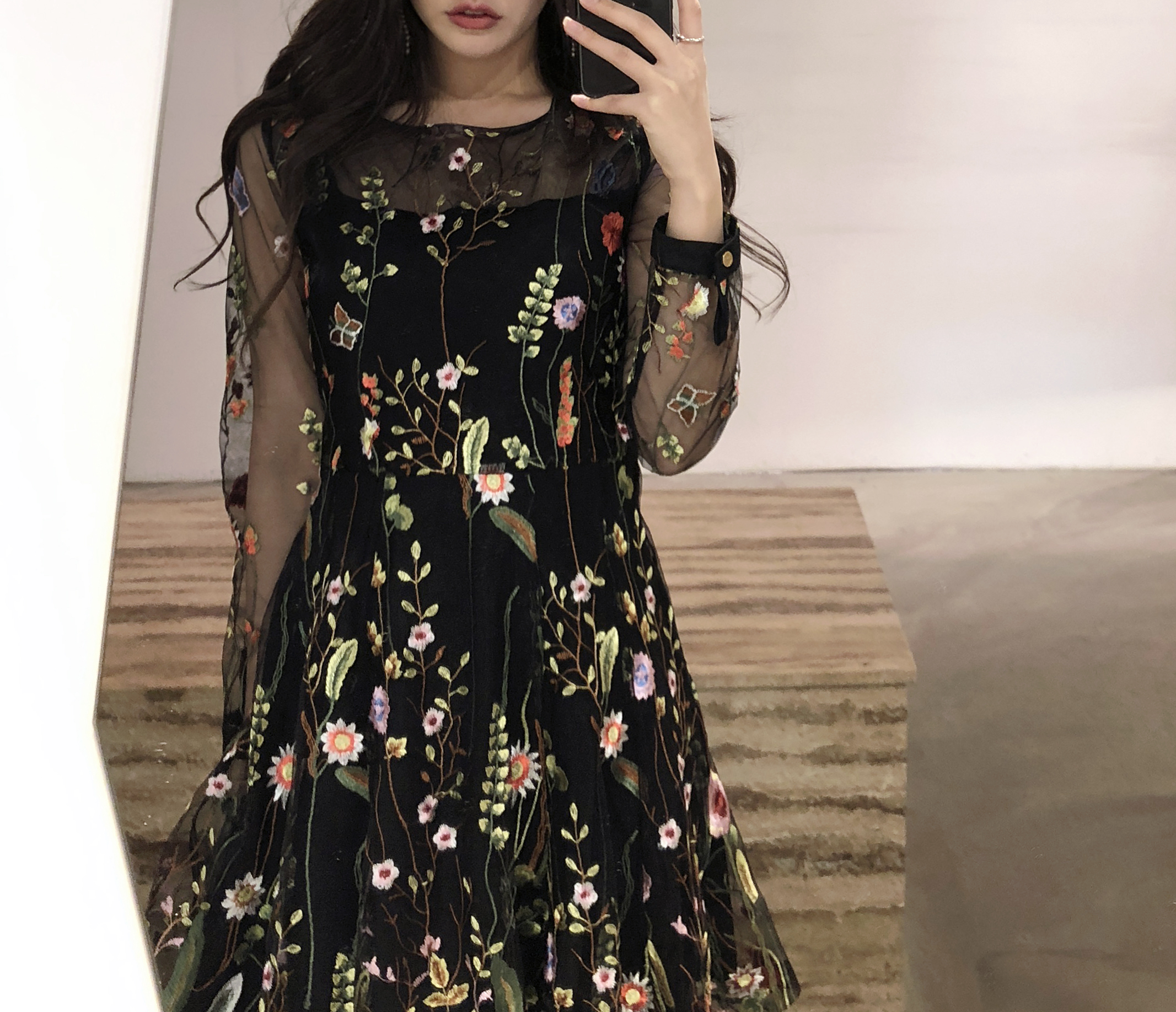 Yuju lace dress Dressed in a relaxed atmosphere Lo