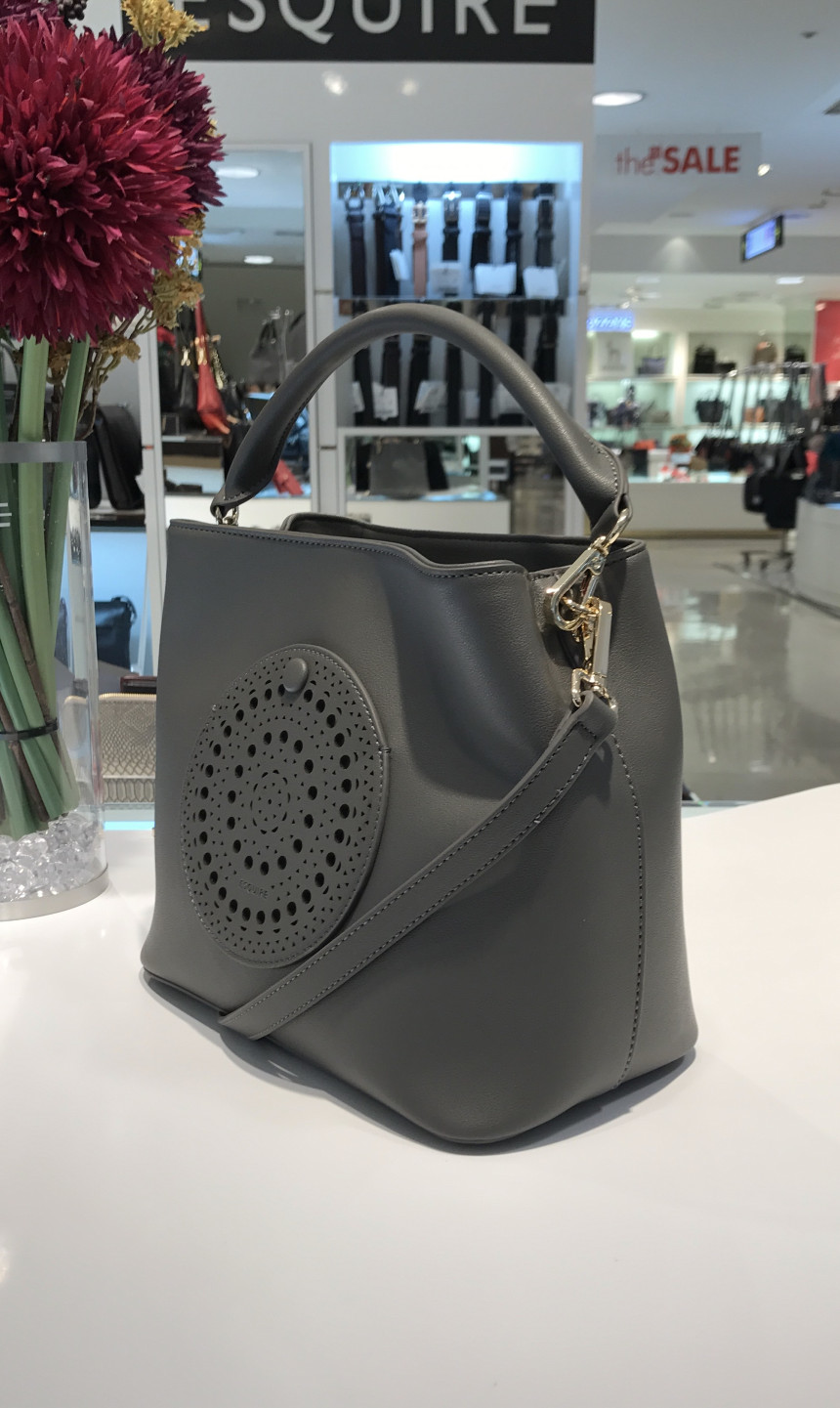 <b><p>Esqre Eyelet Shoulder Cross EC8SHB950GY Gray</p></b><b><p>エスクァイアアイレットショルダークロスEC8SHB950GYグレーゲストコーディネートデイリー結婚式</p></b><br /><br /><p align='center'>