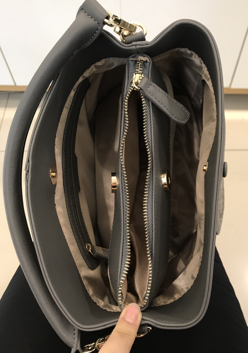 <b><p>Esqre Eyelet Shoulder Cross EC8SHB950GY Gray</p></b><b><p>エスクァイアアイレットショルダークロスEC8SHB950GYグレーゲストコーディネートデイリー結婚式</p></b><br /><br /><p align='center'>