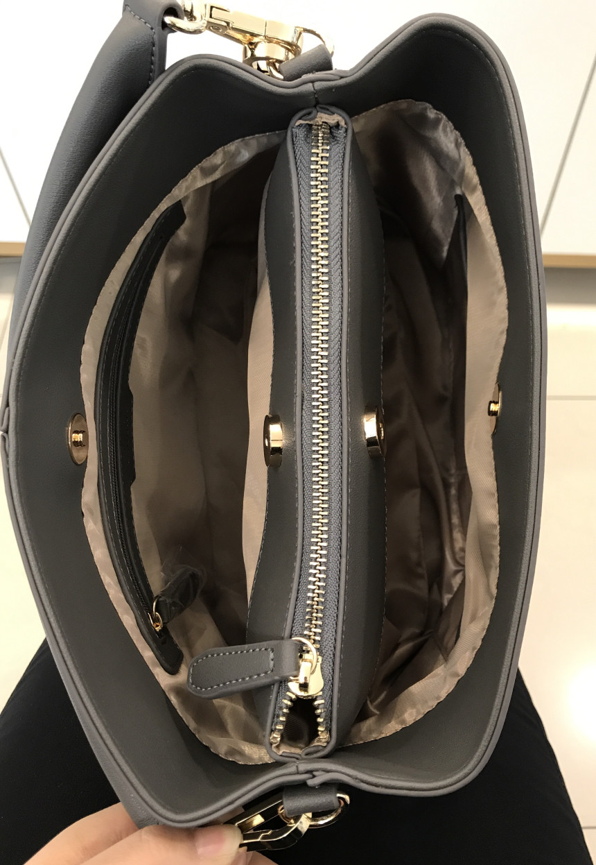 <b><p>Esqre Eyelet Shoulder Cross EC8SHB950GY Gray</p></b><b><p>エスクァイアアイレットショルダークロスEC8SHB950GYグレーゲストコーディネートデイリー結婚式</p></b><br /><br /><p align='center'>