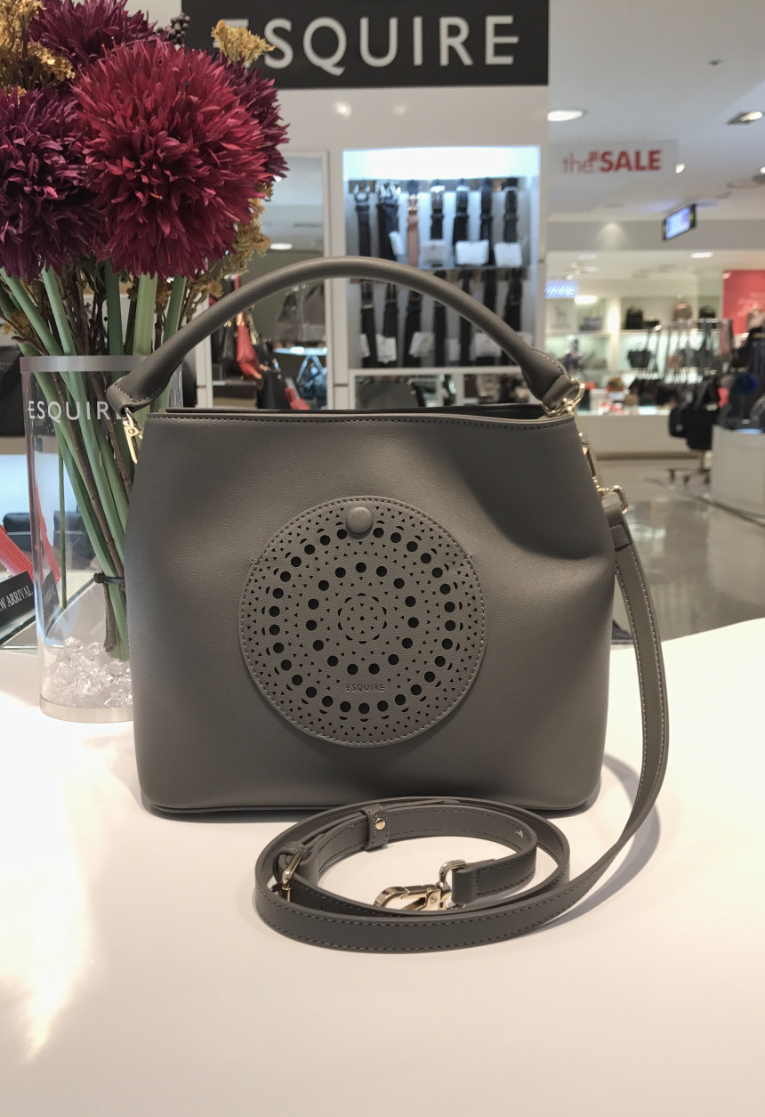 <b><p>Esqre Eyelet Shoulder Cross EC8SHB950GY Gray</p></b><b><p>エスクァイアアイレットショルダークロスEC8SHB950GYグレーゲストコーディネートデイリー結婚式</p></b><br /><br /><p align='center'>