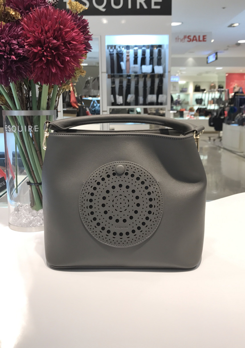 <b><p>Esqre Eyelet Shoulder Cross EC8SHB950GY Gray</p></b><b><p>エスクァイアアイレットショルダークロスEC8SHB950GYグレーゲストコーディネートデイリー結婚式</p></b><br /><br /><p align='center'>