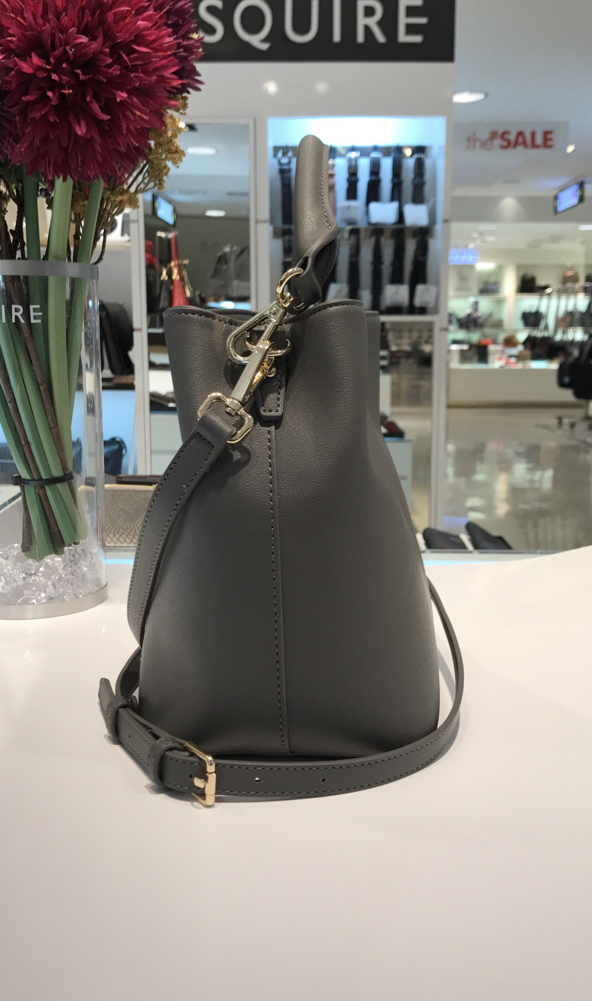 <b><p>Esqre Eyelet Shoulder Cross EC8SHB950GY Gray</p></b><b><p>エスクァイアアイレットショルダークロスEC8SHB950GYグレーゲストコーディネートデイリー結婚式</p></b><br /><br /><p align='center'>