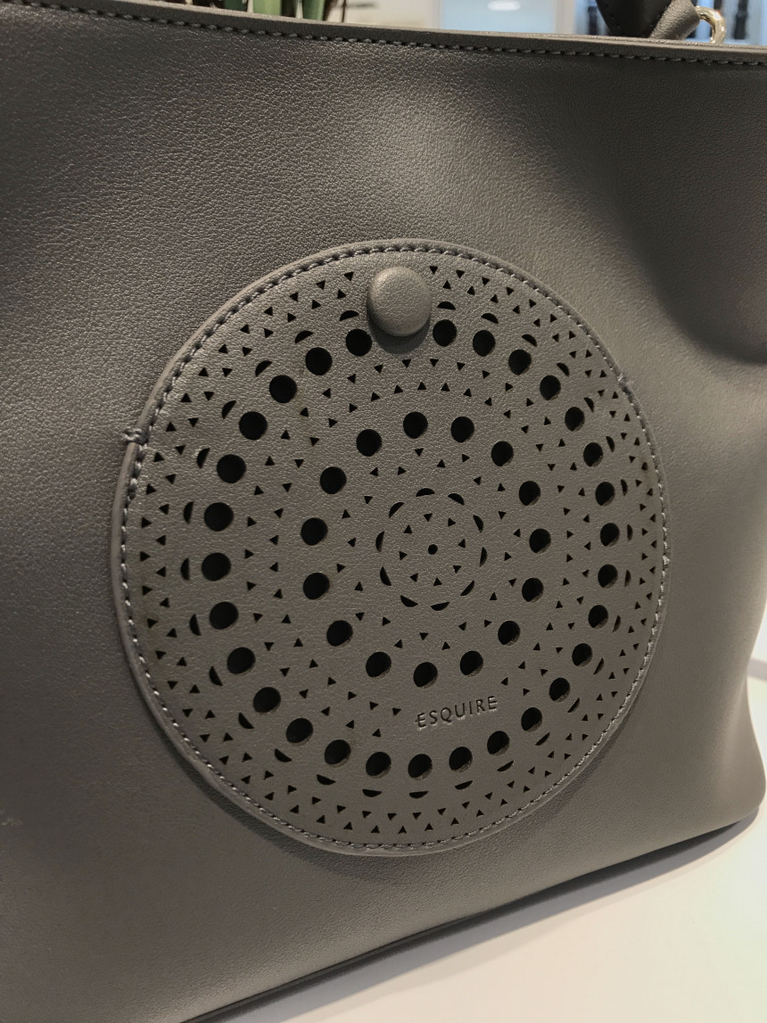 <b><p>Esqre Eyelet Shoulder Cross EC8SHB950GY Gray</p></b><b><p>エスクァイアアイレットショルダークロスEC8SHB950GYグレーゲストコーディネートデイリー結婚式</p></b><br /><br /><p align='center'>