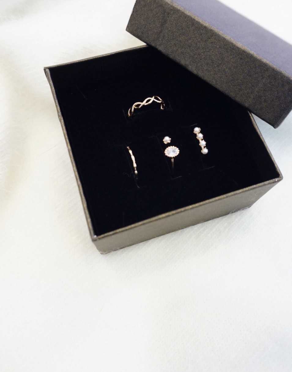 <b><p>Pearl layered ring set 3col tit Design dazzl</p></b><b><p>パールレイヤードリングセット 3col プチなデザイン まぶしい ポトサイクル良い</p></b><br /><br /><p align='center'>