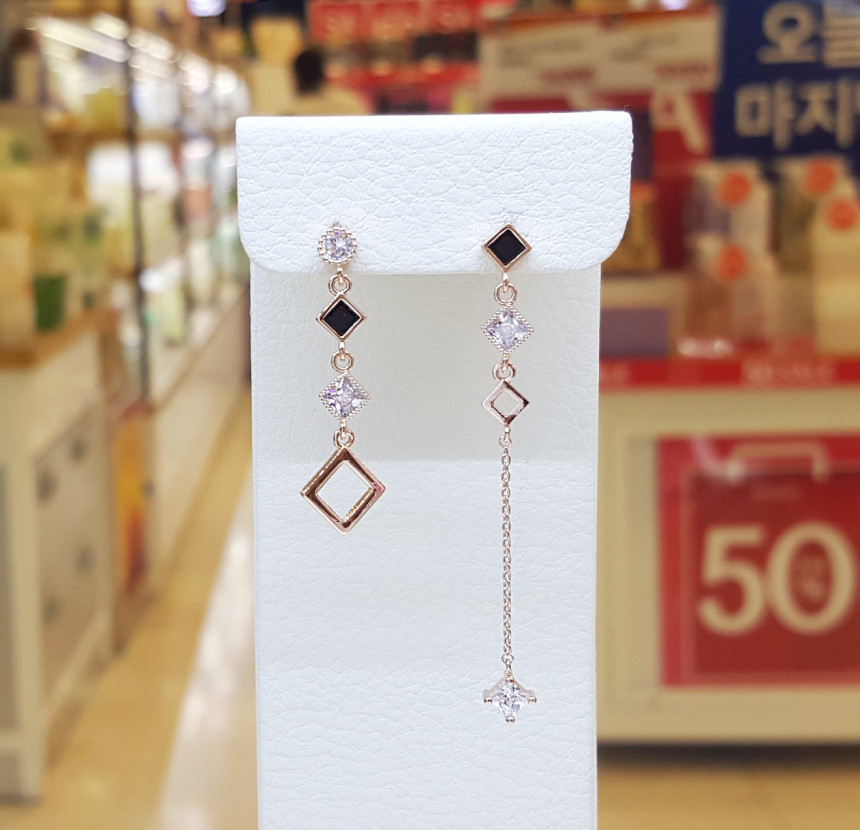 <b><p>Bollare Rhombus Drop Erings onyx SPE342 The</p></b><b><p>ボラレ 菱形ドロップイヤリング2 オニキス SPE342 ディテールがきれい ヨリヨリコーネート</p></b><br /><br /><p align='center'>