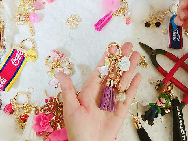 <b><p>Galaxy Note Cubic Jewelry Ribbon Keyring</p></b><b><p>ギャラクシーノート8立方宝石リボンキーリングタッセルケースiPhone S8特異の7ユニークなデザイ</p></b><br /><br /><p align='center'>