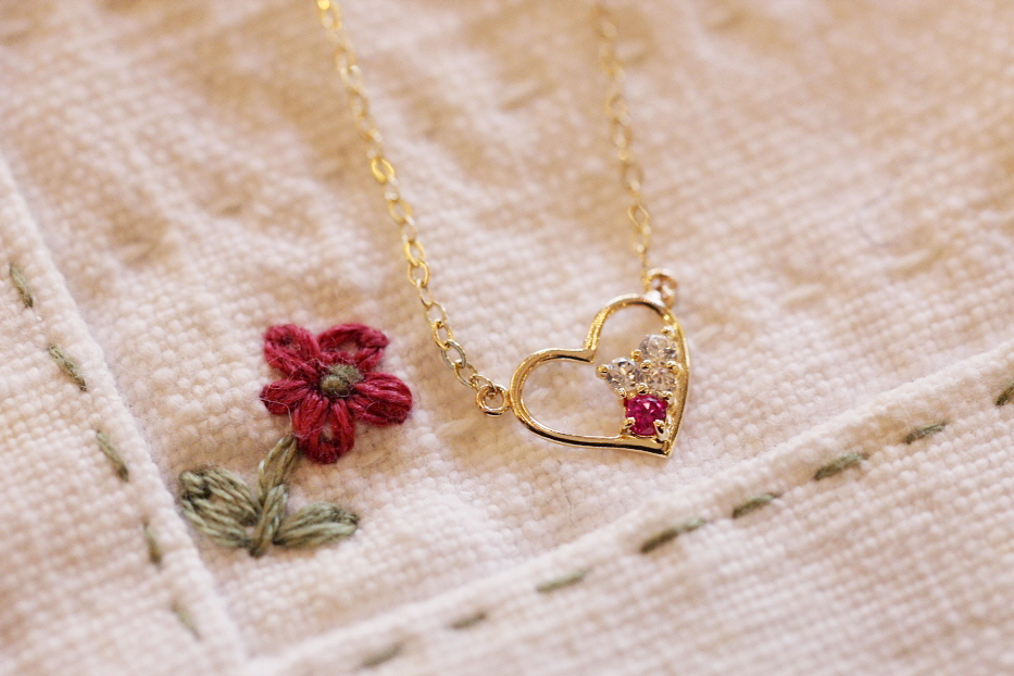 Red wood zircon heart necklace Lovely fashion Four