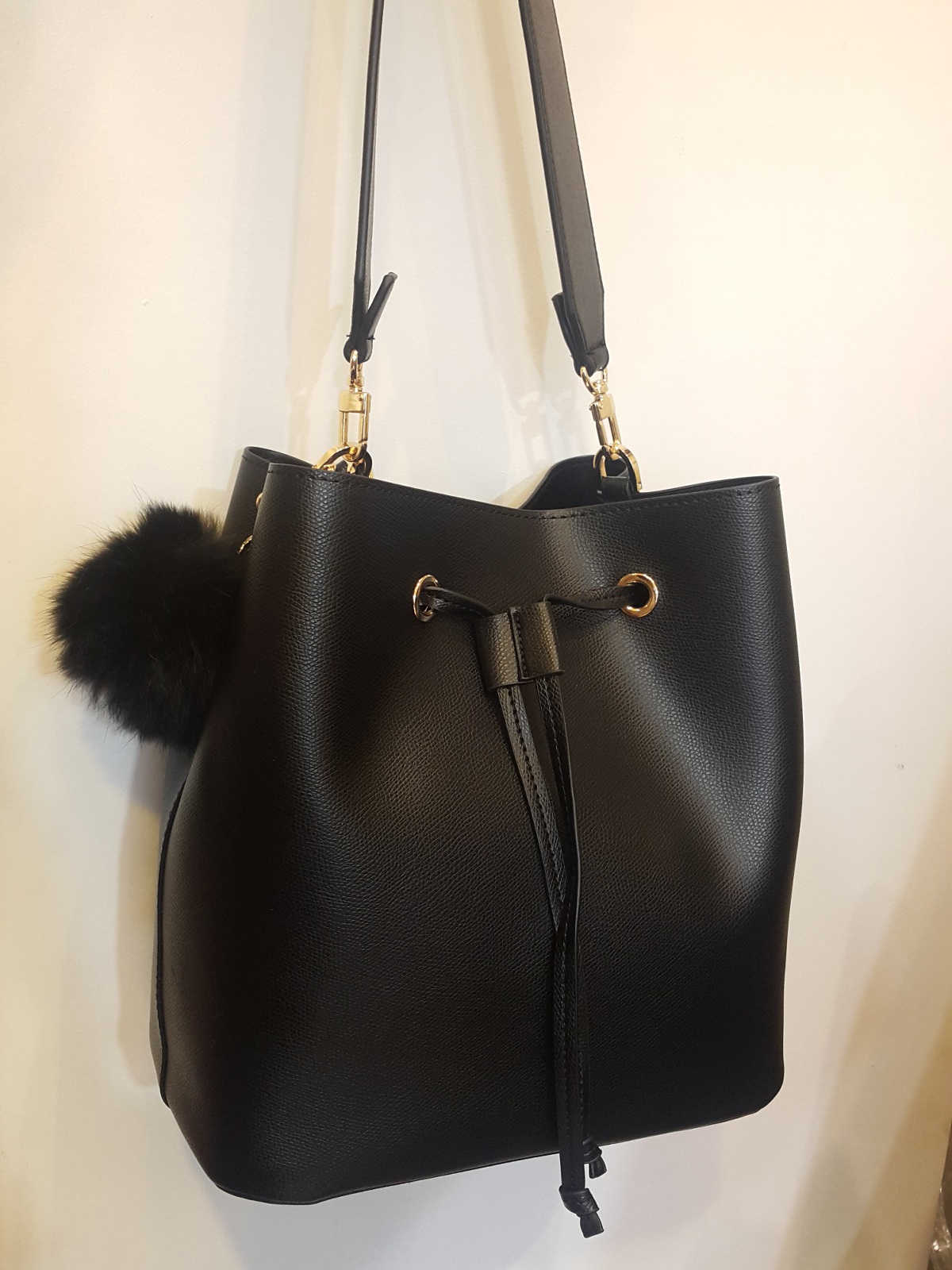 <b><p>Pom-pom embroidered bucket bag _3color Simple</p></b><b><p>ポンポンがボクジョリバケットバック_3colorシンプルフレンチルックファッショナブルな四季20代の</p></b><br /><br /><p align='center'>