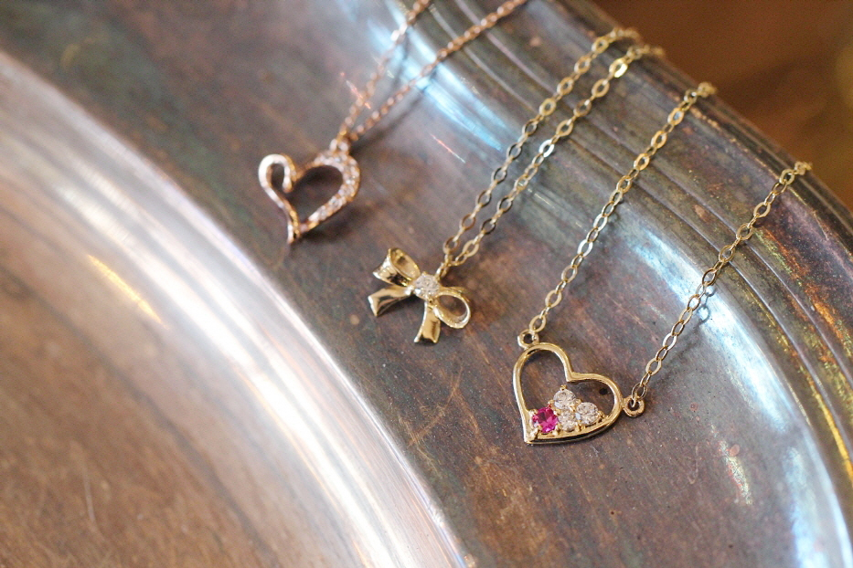 Red wood zircon heart necklace Lovely fashion Four