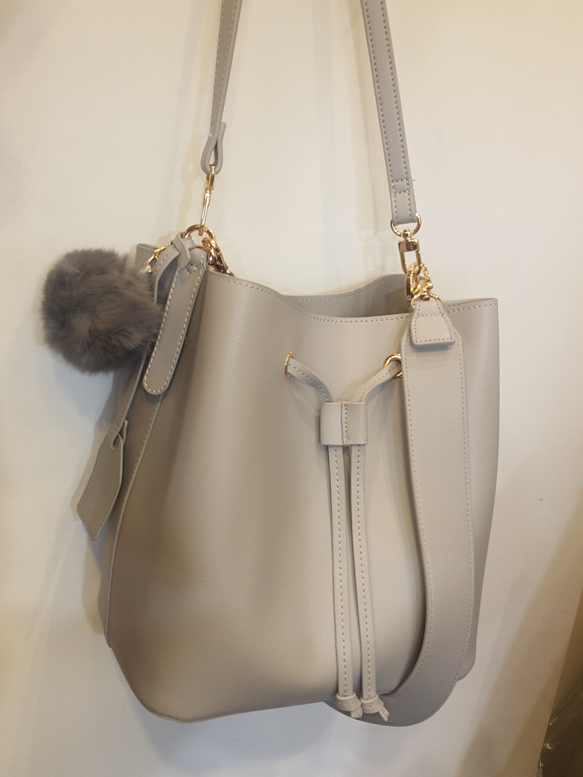 <b><p>Pom-pom embroidered bucket bag _3color Simple</p></b><b><p>ポンポンがボクジョリバケットバック_3colorシンプルフレンチルックファッショナブルな四季20代の</p></b><br /><br /><p align='center'>