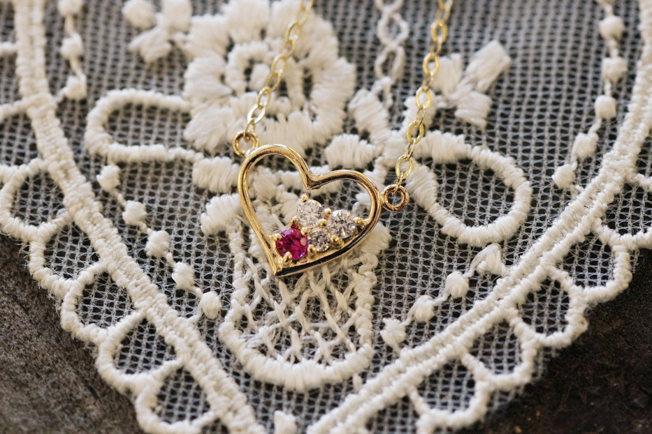 Red wood zircon heart necklace Lovely fashion Four