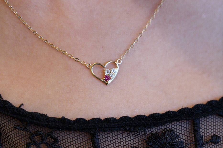 Red wood zircon heart necklace Lovely fashion Four