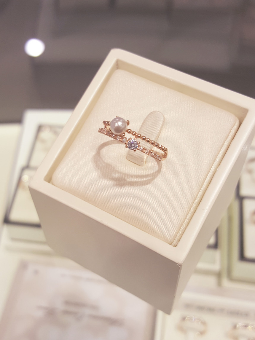 <b><p>Lloyd Lauret Line Pearl Rg LRT17212T</p></b><b><p>ロイド ロレトライン パールリング LRT17212T</p></b><br /><br /><p align='center'>