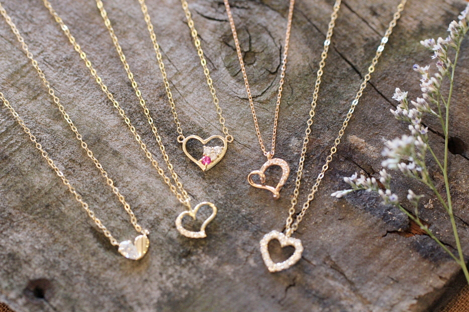 Red wood zircon heart necklace Lovely fashion Four