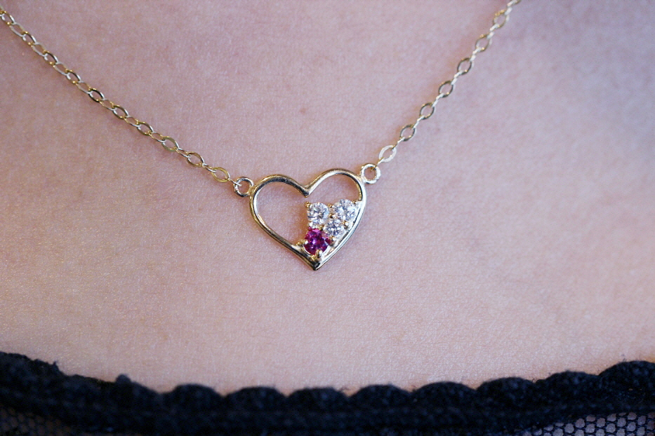 Red wood zircon heart necklace Lovely fashion Four