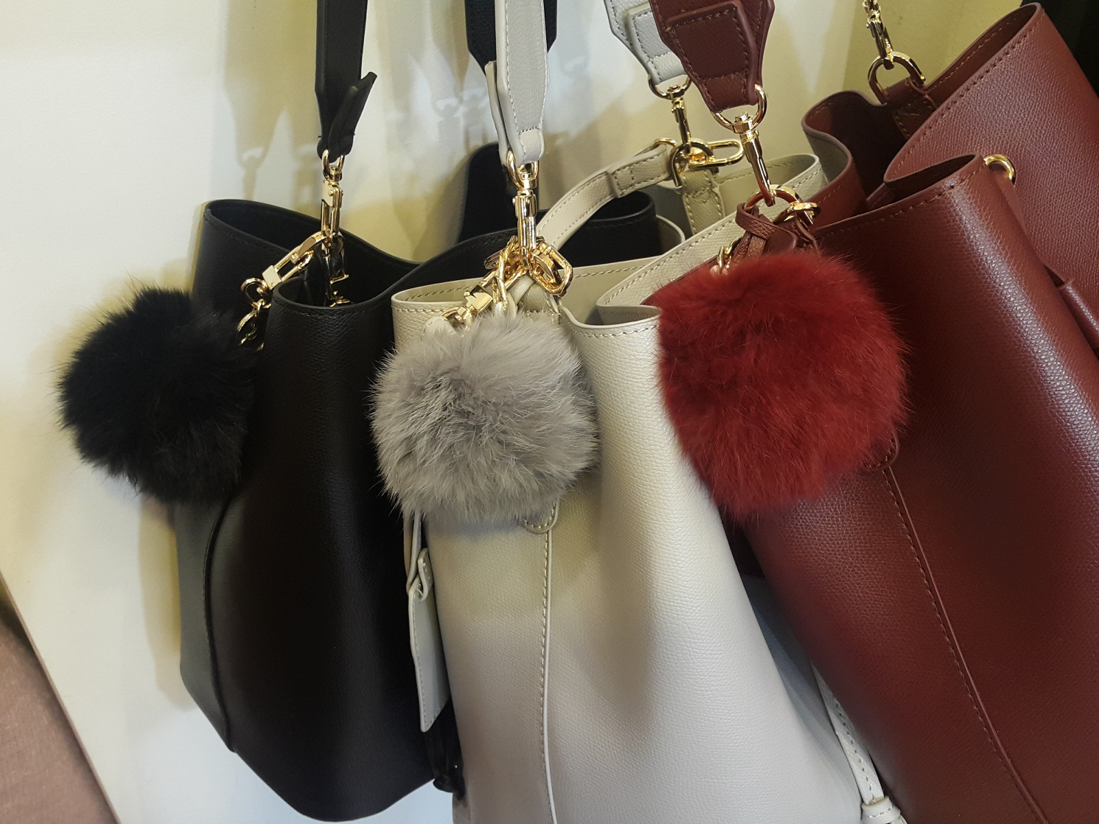 <b><p>Pom-pom embroidered bucket bag _3color Simple</p></b><b><p>ポンポンがボクジョリバケットバック_3colorシンプルフレンチルックファッショナブルな四季20代の</p></b><br /><br /><p align='center'>