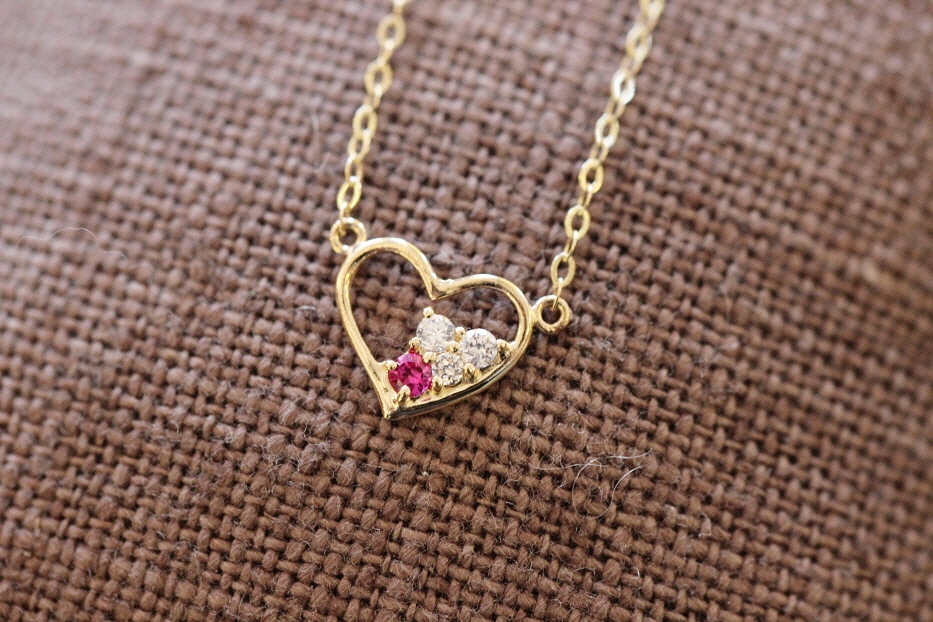 Red wood zircon heart necklace Lovely fashion Four