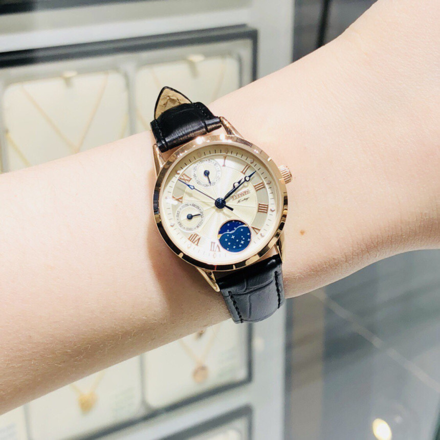 <b><p>Lloyd Heritage classic Moon Phe couple ath</p></b><b><p>ロイド ヘリテージ クラシック ムーンフェイズ カップル レザー 時計</p></b><br /><br /><p align='center'>