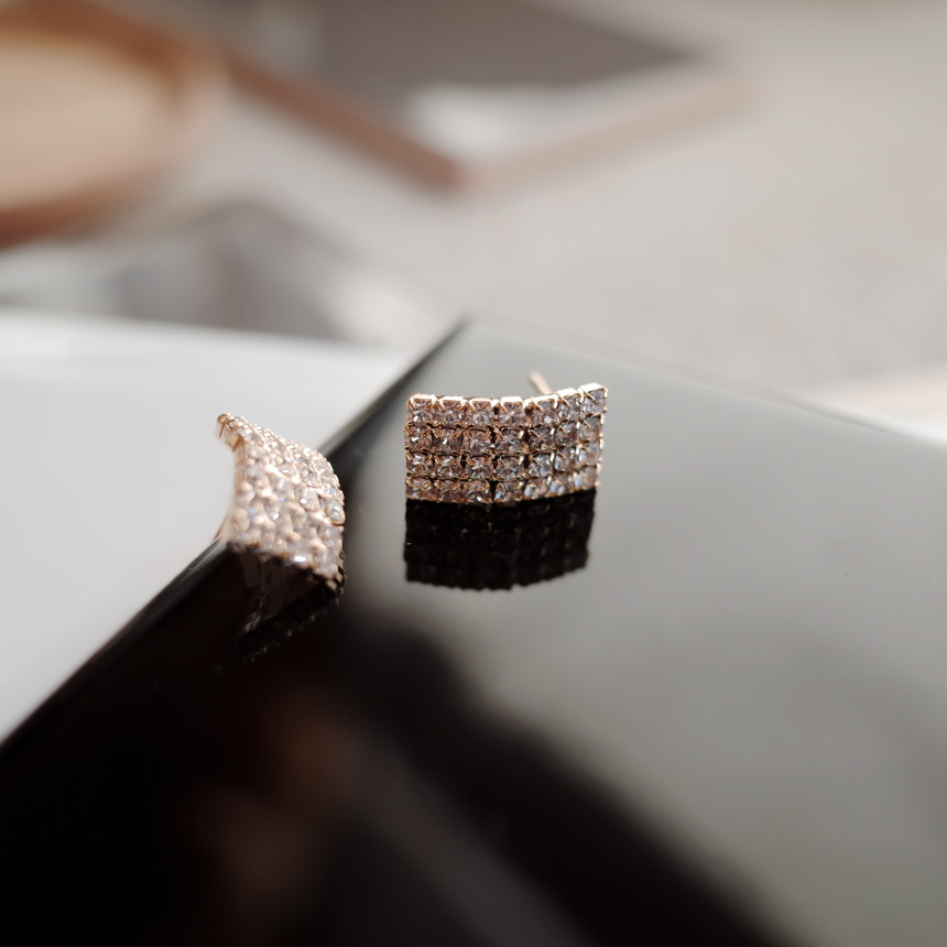 <b><p>NO.82 Hitch Curbstone Dense earring Stylish</p></b><b><p>NO.82 ヒッチ カーブストーン細かく イヤリング スタイリッシュな シックな</p></b><br /><br /><p align='center'>