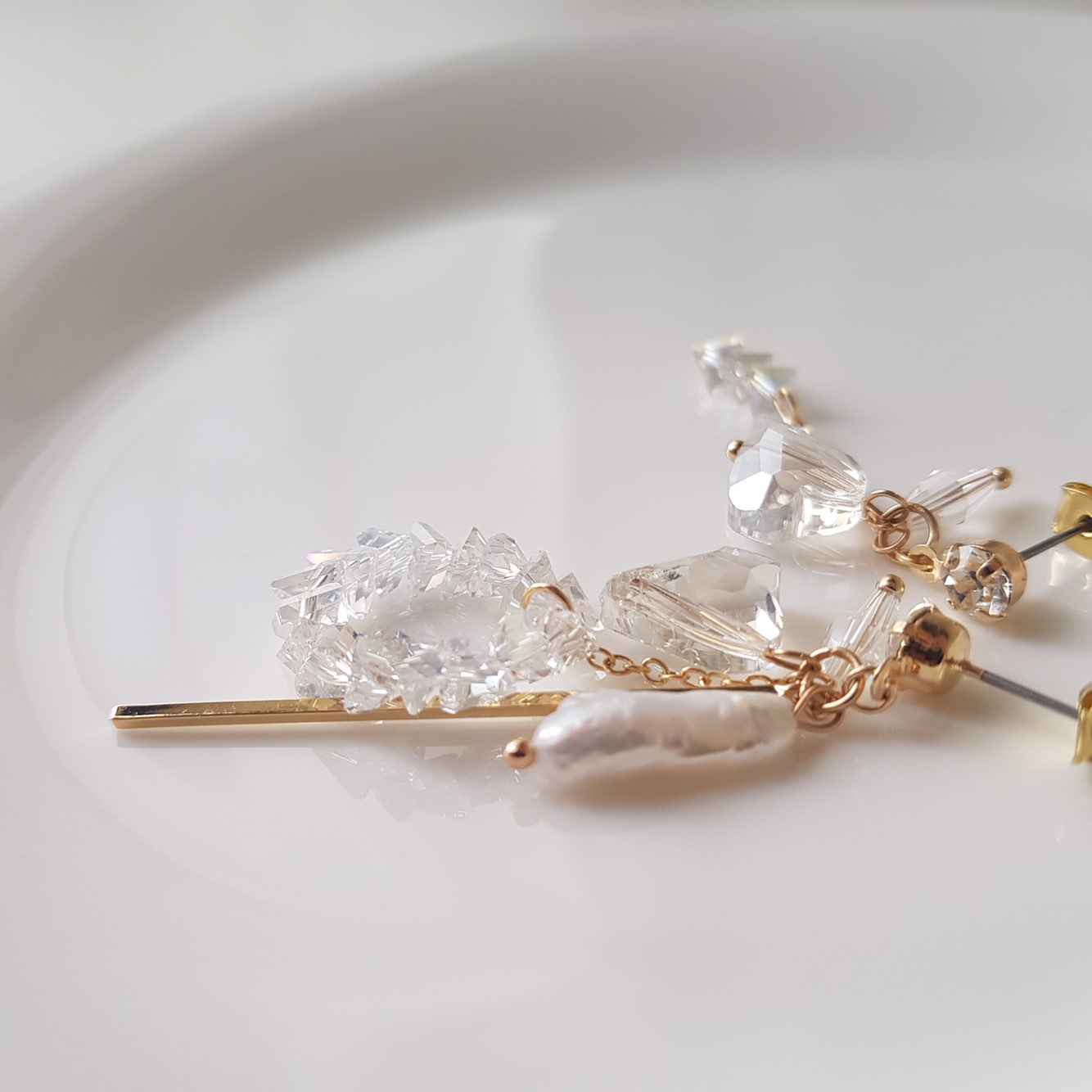 <b><p>Hunting crystal Unbutton drop earrs Luxurious</p></b><b><p>ホニン クリスタル オンバルドロップイヤリング 豪華な ヨリヨリ 高クオリティ ケバケバ</p></b><br /><br /><p align='center'>