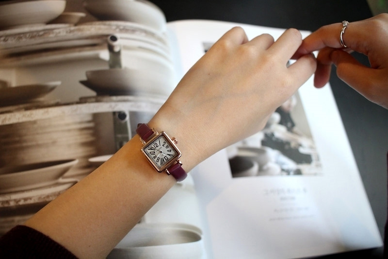 <b><p>classic square Vivid color Woman ather wch</p></b><b><p>クラシック 正方形 ビビッドカラー 女性 レザー 腕時計 2色 ファッション 20代</p></b><br /><br /><p align='center'>