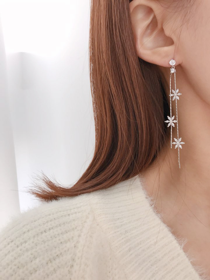 <b><p>triple Cubic flower earng Drop Sn Fr</p></b><b><p>トリプル キュービック フラワー イヤリング ドロップ 雪花</p></b><br /><br /><p align='center'>