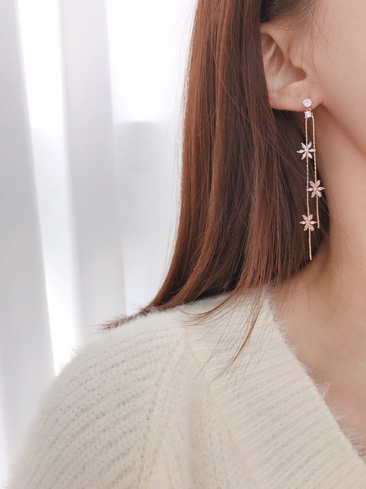 <b><p>triple Cubic flower earng Drop Sn Fr</p></b><b><p>トリプル キュービック フラワー イヤリング ドロップ 雪花</p></b><br /><br /><p align='center'>