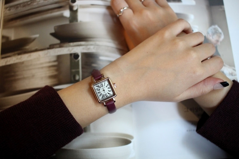 <b><p>classic square Vivid color Woman ather wch</p></b><b><p>クラシック 正方形 ビビッドカラー 女性 レザー 腕時計 2色 ファッション 20代</p></b><br /><br /><p align='center'>