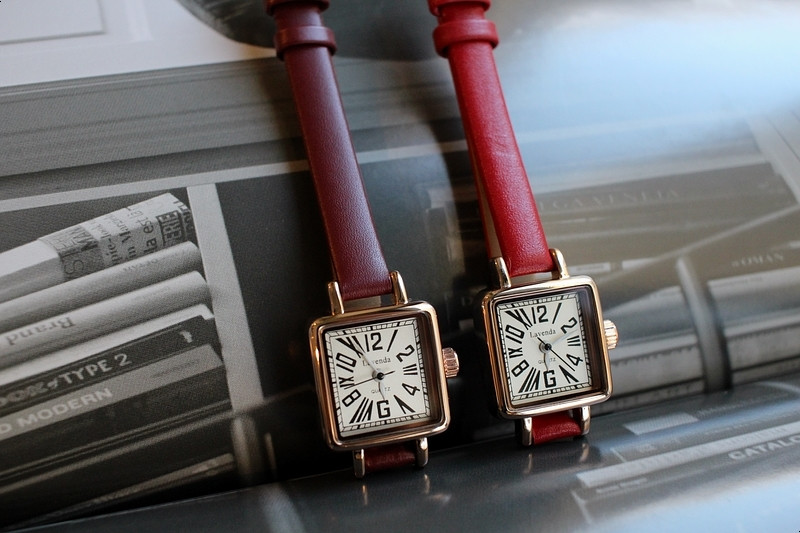 <b><p>classic square Vivid color Woman ather wch</p></b><b><p>クラシック 正方形 ビビッドカラー 女性 レザー 腕時計 2色 ファッション 20代</p></b><br /><br /><p align='center'>