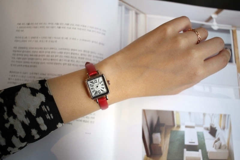 <b><p>classic square Vivid color Woman ather wch</p></b><b><p>クラシック 正方形 ビビッドカラー 女性 レザー 腕時計 2色 ファッション 20代</p></b><br /><br /><p align='center'>
