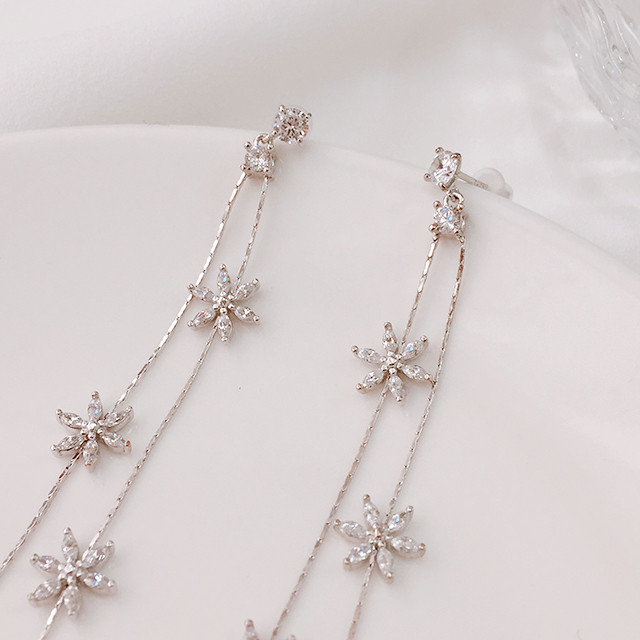 <b><p>triple Cubic flower earng Drop Sn Fr</p></b><b><p>トリプル キュービック フラワー イヤリング ドロップ 雪花</p></b><br /><br /><p align='center'>