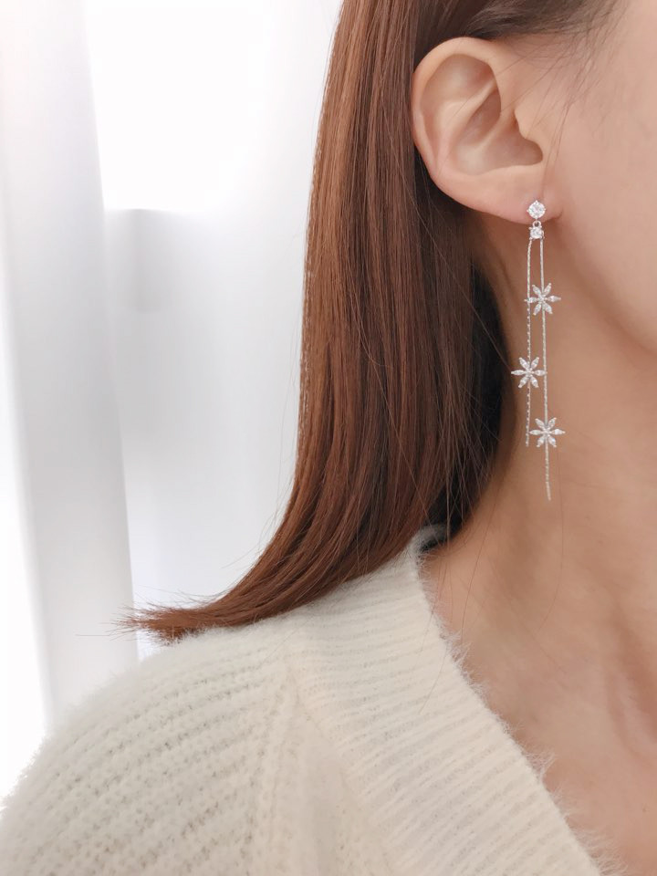 <b><p>triple Cubic flower earng Drop Sn Fr</p></b><b><p>トリプル キュービック フラワー イヤリング ドロップ 雪花</p></b><br /><br /><p align='center'>