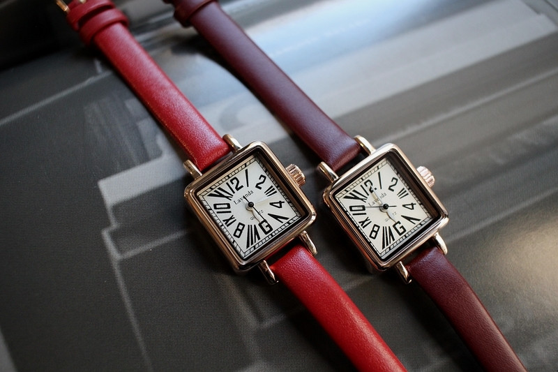 <b><p>classic square Vivid color Woman ather wch</p></b><b><p>クラシック 正方形 ビビッドカラー 女性 レザー 腕時計 2色 ファッション 20代</p></b><br /><br /><p align='center'>