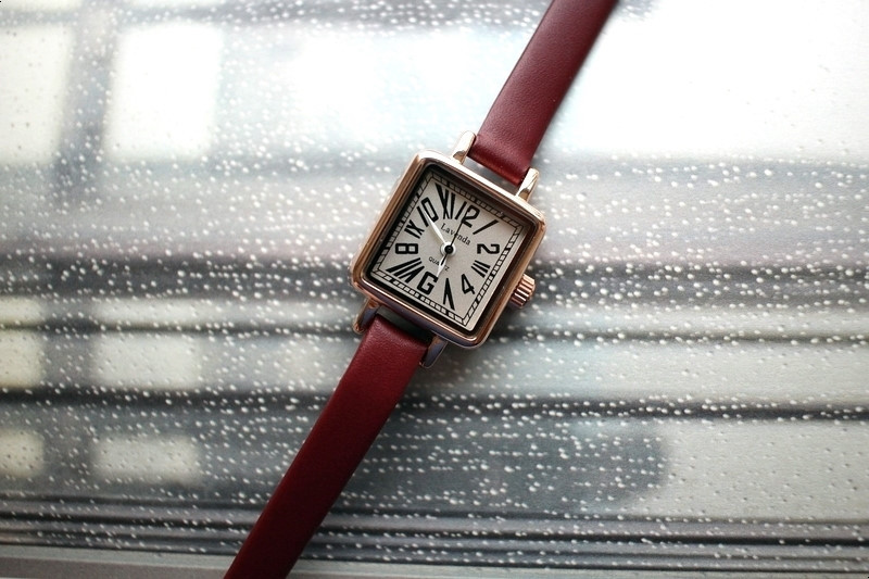 <b><p>classic square Vivid color Woman ather wch</p></b><b><p>クラシック 正方形 ビビッドカラー 女性 レザー 腕時計 2色 ファッション 20代</p></b><br /><br /><p align='center'>