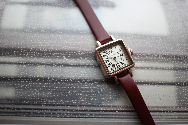 <b><p>classic square Vivid color Woman ather wch</p></b><b><p>クラシック 正方形 ビビッドカラー 女性 レザー 腕時計 2色 ファッション 20代</p></b><br /><br /><p align='center'>
