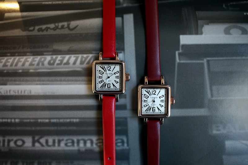 <b><p>classic square Vivid color Woman ather wch</p></b><b><p>クラシック 正方形 ビビッドカラー 女性 レザー 腕時計 2色 ファッション 20代</p></b><br /><br /><p align='center'>