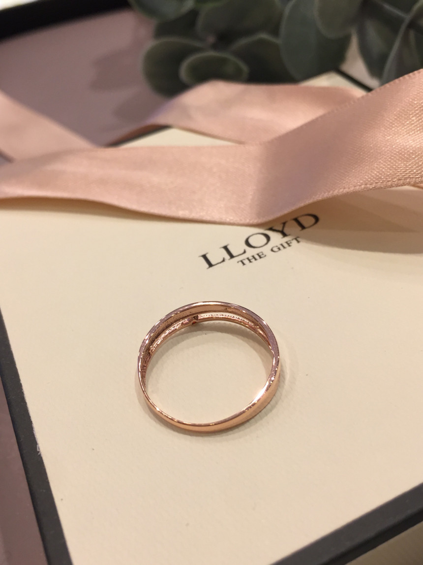 <b><p>Lloyd Birthstone Lettering LRT18003 Twenties</p></b><b><p>ロイド 誕生石 レタリング LRT18003 20代の女性 記念日 卒業式 洗練されたアイテム</p></b><br /><br /><p align='center'>