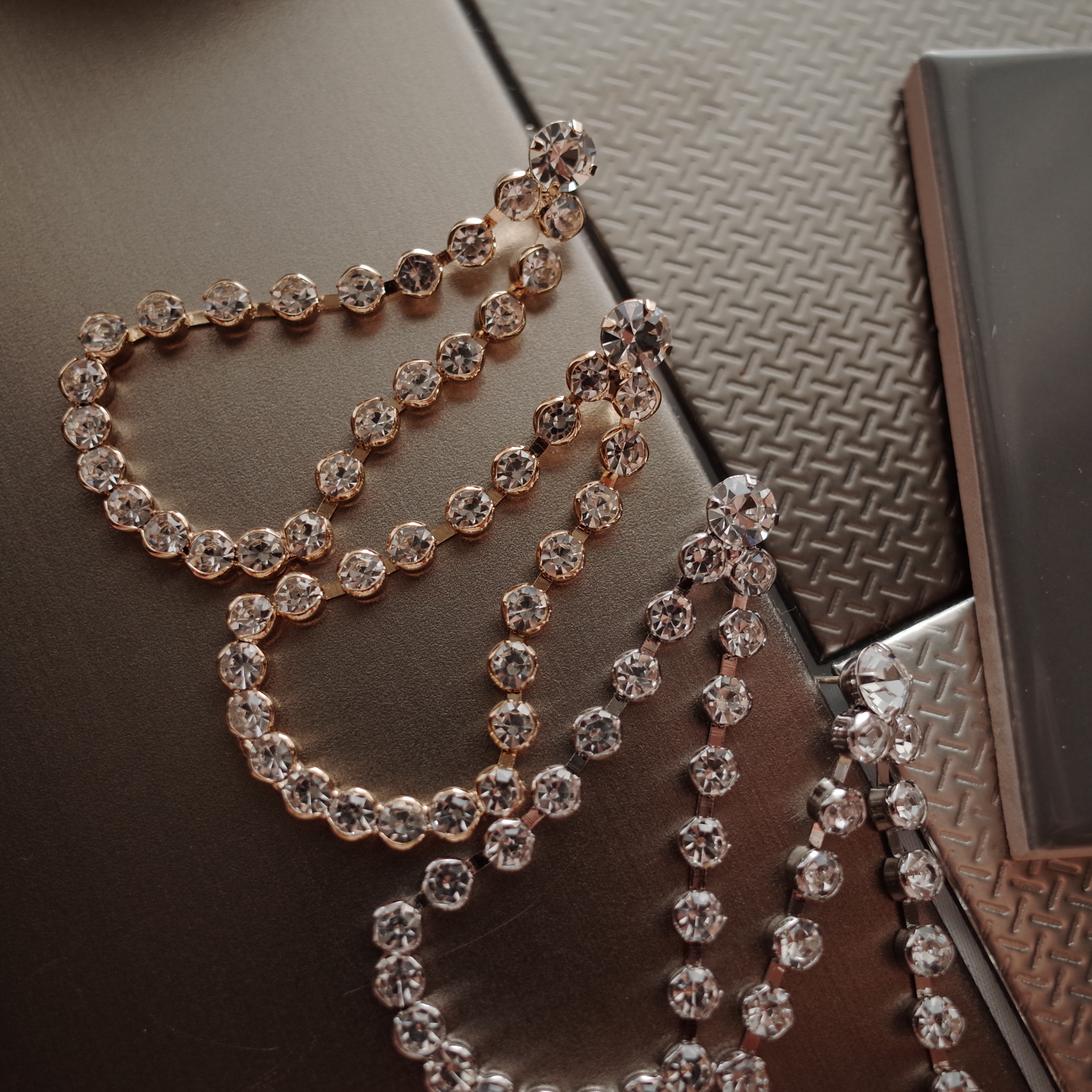 <b><p>Special Offe Mourning The Tgular gloss Cuc</p></b><b><p>特価 無排 ヘブン 三角光沢 キュービック ウンチムイヤリング スタイリッシュな</p></b><br /><br /><p align='center'>