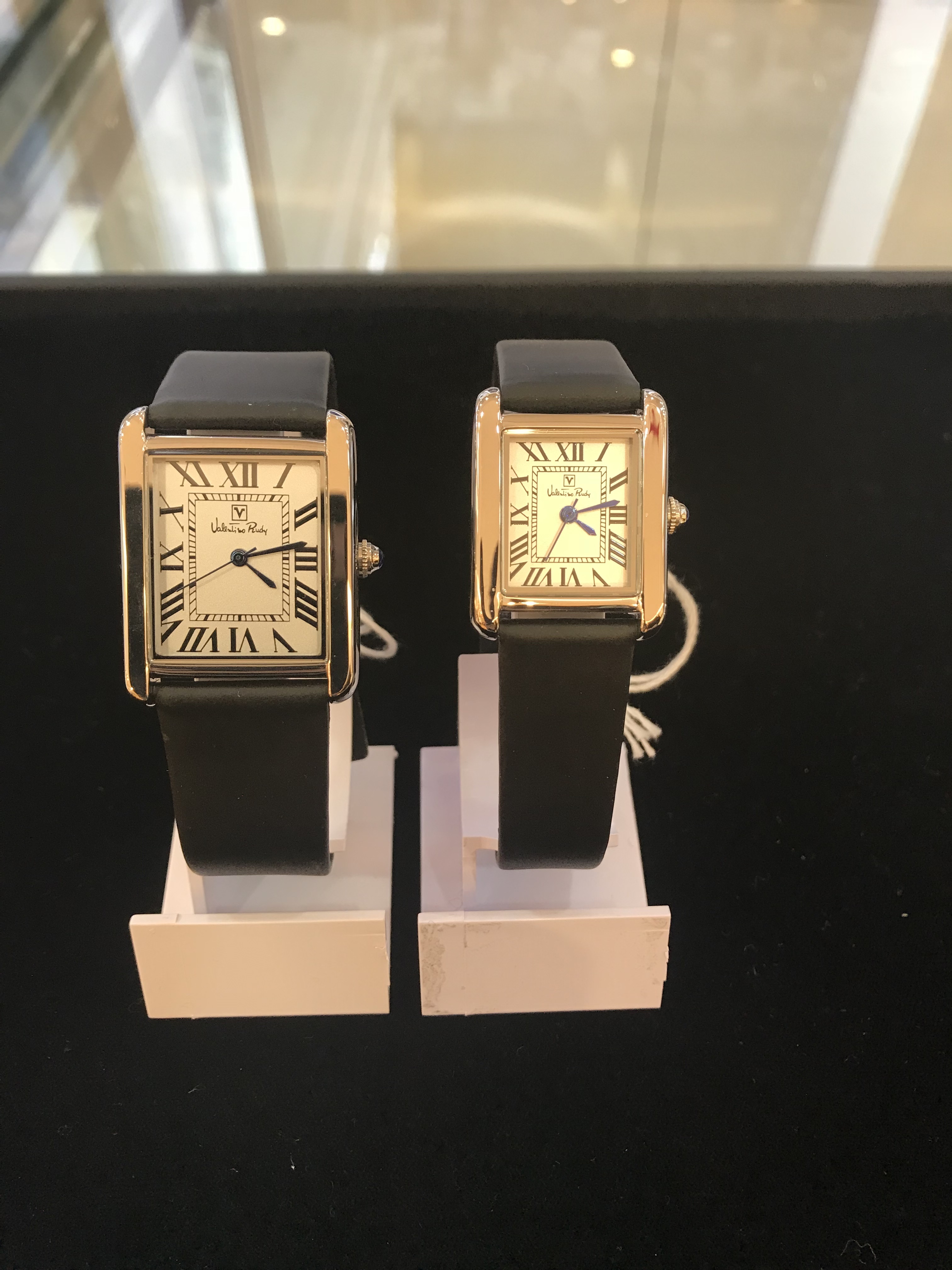 <b><p>Valentino Rudy square Leather band Coup wch</p></b><b><p>バレンチノルディ スクエア 牛革バンド カップルの腕時計 vr161702m</p></b><br /><br /><p align='center'>