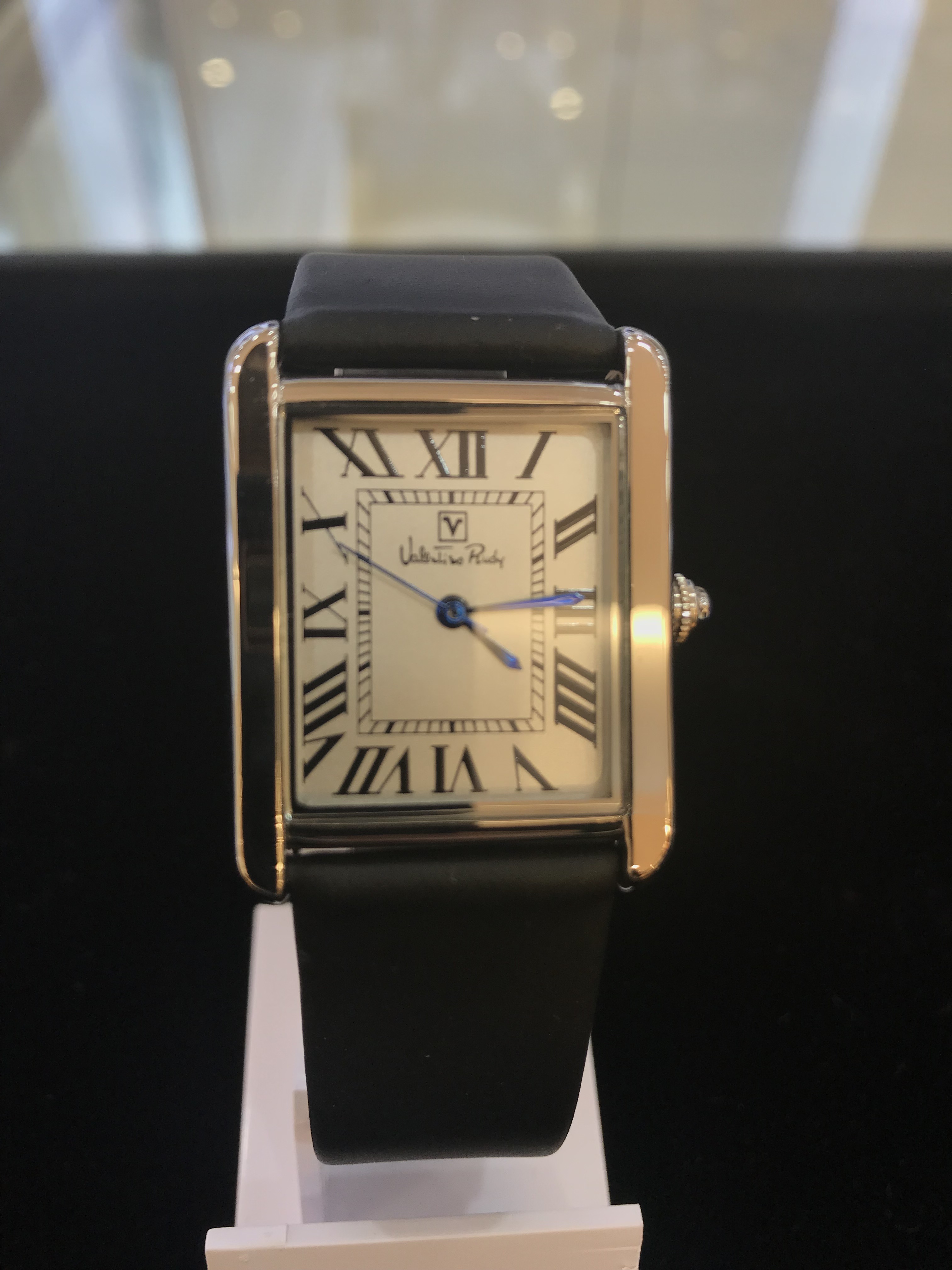 <b><p>Valentino Rudy square Leather band Coup wch</p></b><b><p>バレンチノルディ スクエア 牛革バンド カップルの腕時計 vr161702m</p></b><br /><br /><p align='center'>