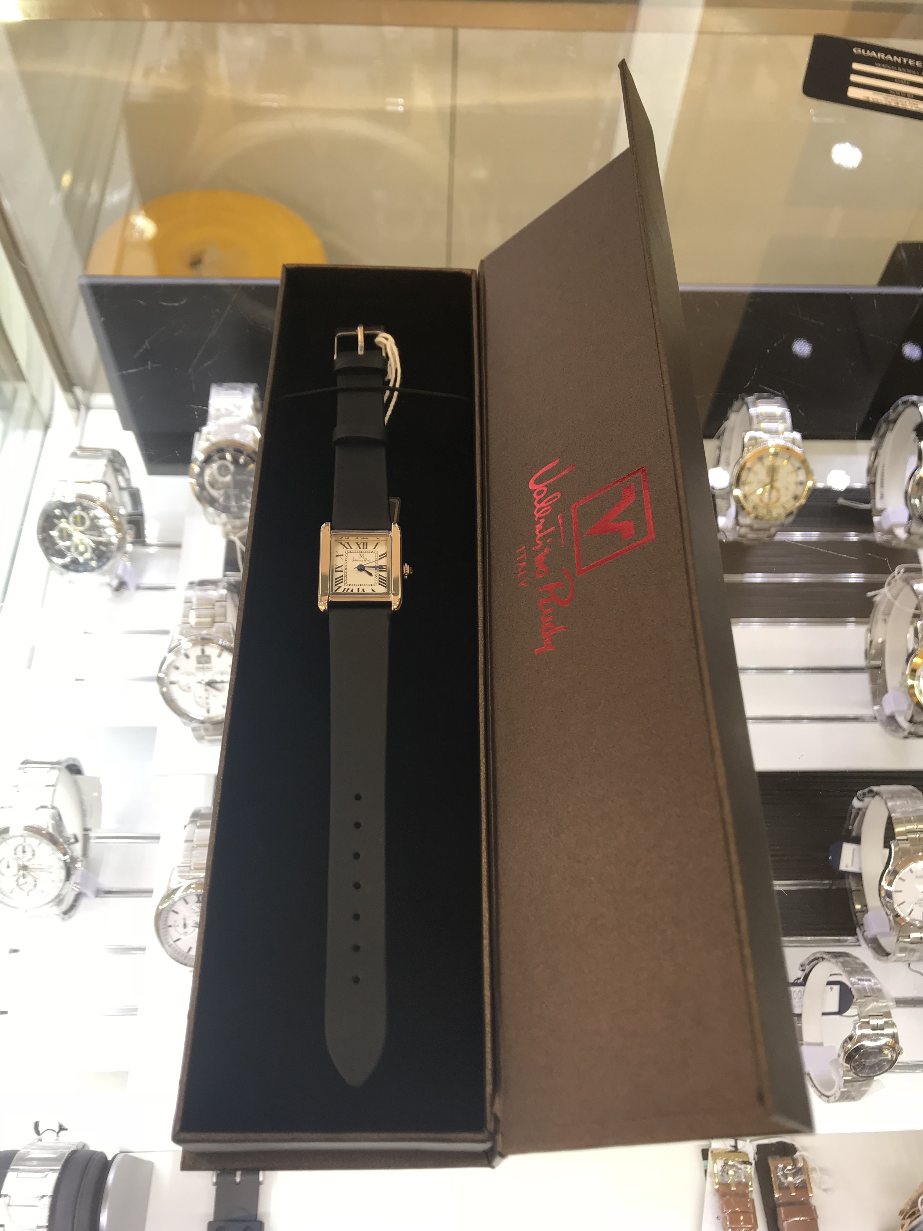 <b><p>Valentino Rudy square Leather band Coup wch</p></b><b><p>バレンチノルディ スクエア 牛革バンド カップルの腕時計 vr161702m</p></b><br /><br /><p align='center'>