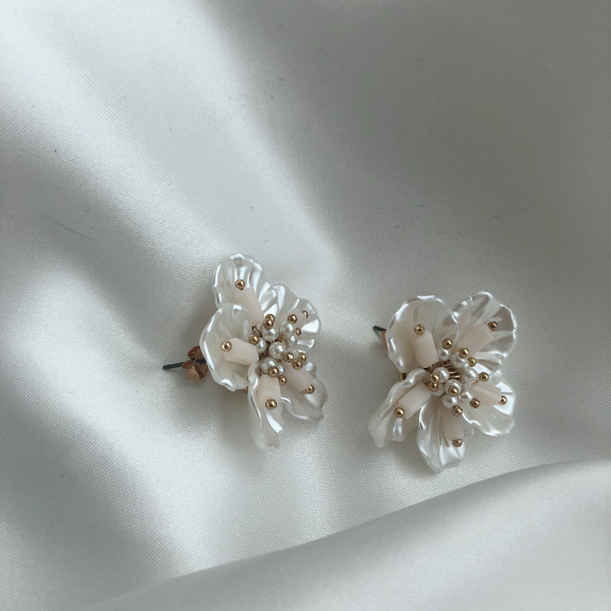 <b><p>you are Bold Erings silver Pel drop Nac flow</p></b><b><p>あなたは ボールドピアス シルバー パロップ 螺鈿花 フラワー</p></b><br /><br /><p align='center'>