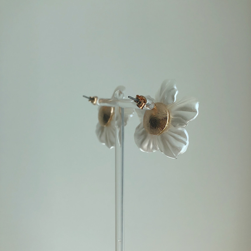 <b><p>you are Bold Erings silver Pel drop Nac flow</p></b><b><p>あなたは ボールドピアス シルバー パロップ 螺鈿花 フラワー</p></b><br /><br /><p align='center'>